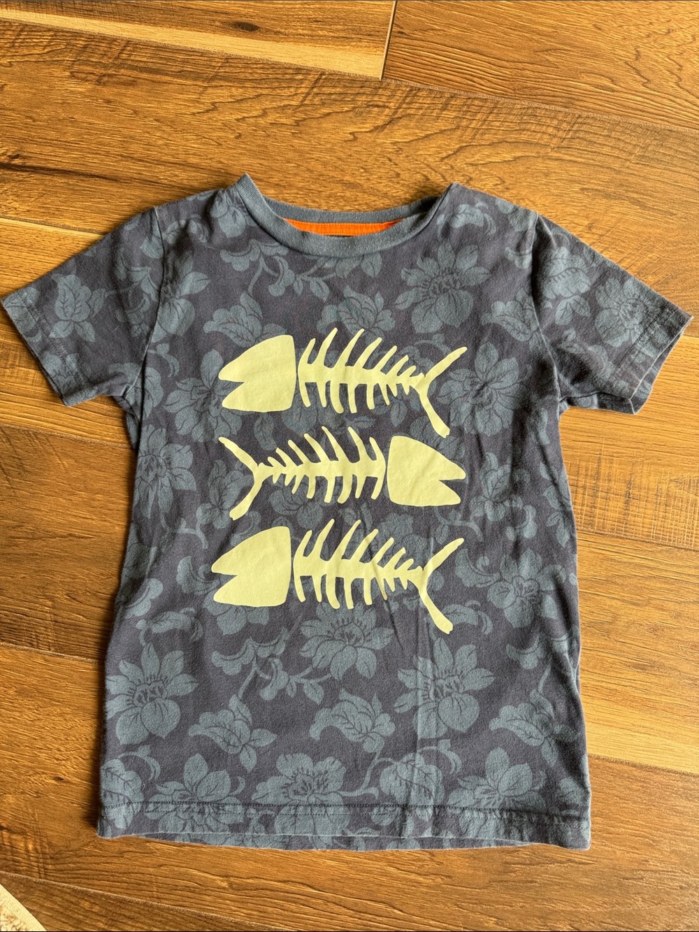 Mini Boden Kids Graphic Tee with White Fishbone Print - Navy